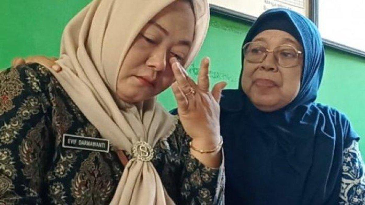 Evif Darmawanti terlihat menangis ketika menyadari bahwa SD Negeri 3 Babadan tidak menerima satu pun siswa baru selama masa PPDB berlangsung
