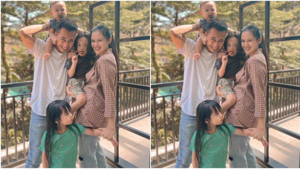 Eza Gionino dan Meiza bahagia bersama ketiga buah hati mereka