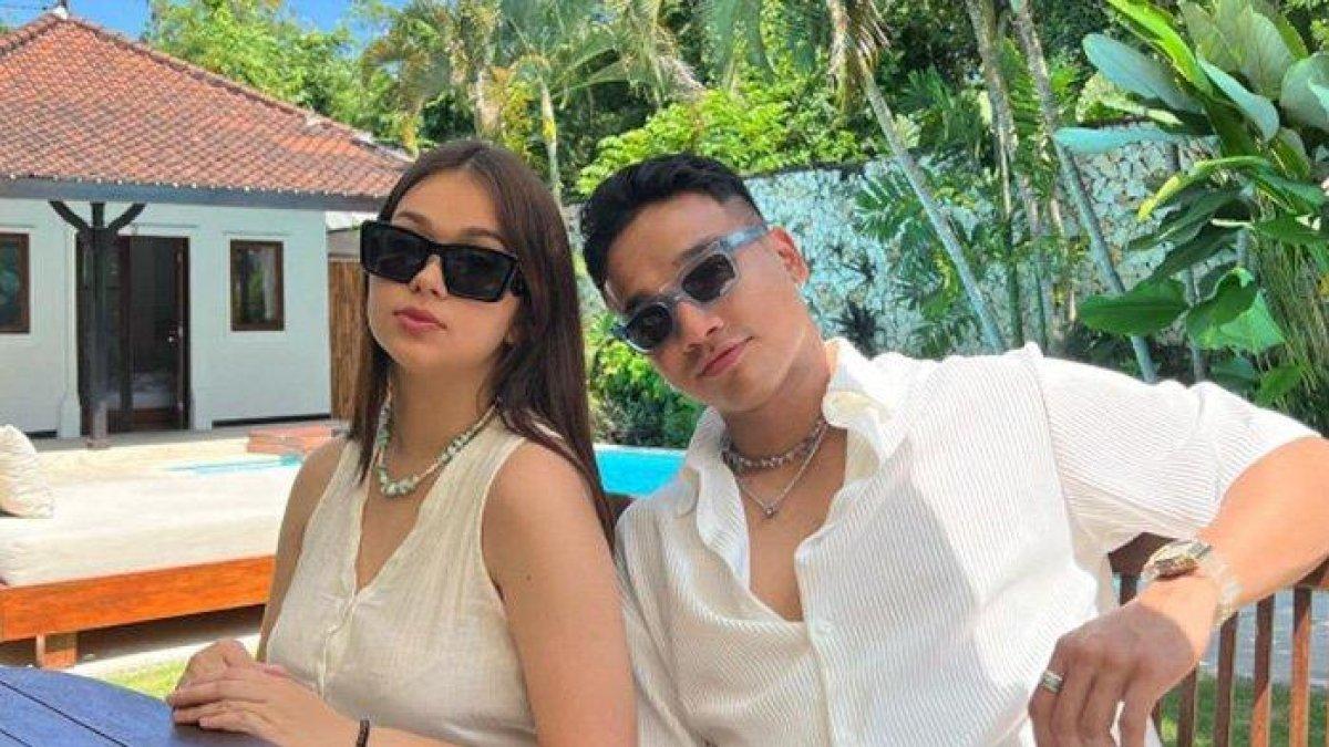 Fadly faisal dan Rebecca Klopper bermesraan