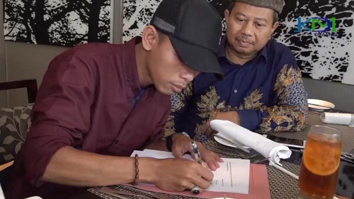 Kang Dedi menyiapkan pengacara untuk Fahmi Husaeni menggugat cerai Anggi Anggraeni. Fahmi bereaksi ditanya apakah mau menggugat Anggi Rp1 miliar