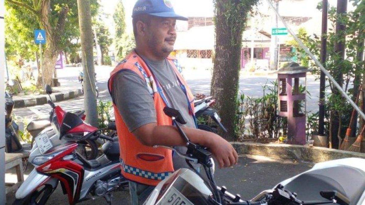 Ilustrasi tukang parkir. Fahrizal Rismawan alias Rizal (41) saat menjalani profesinya sebagai tukang parkir di halaman sebuah kantor di Jalan Ahmad Yani Ciamis, Rabu (17/5/2023) siang