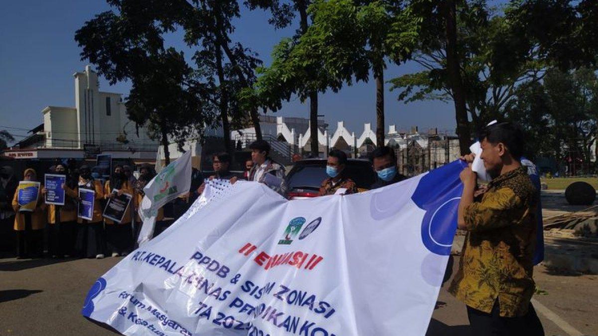 Puluhan massa yang tergabung dalam Forum Masyarakat Peduli Pendidikan (FMPP) Kota Cimahi menggelar aksi unjuk rasa di depan Kantor DPRD Kota Cimahi, Jawa Barat