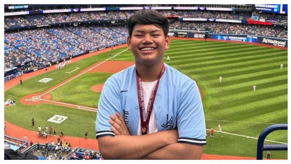 Potret Dewi Perssik hadiri wisuda Felice Gabriel
