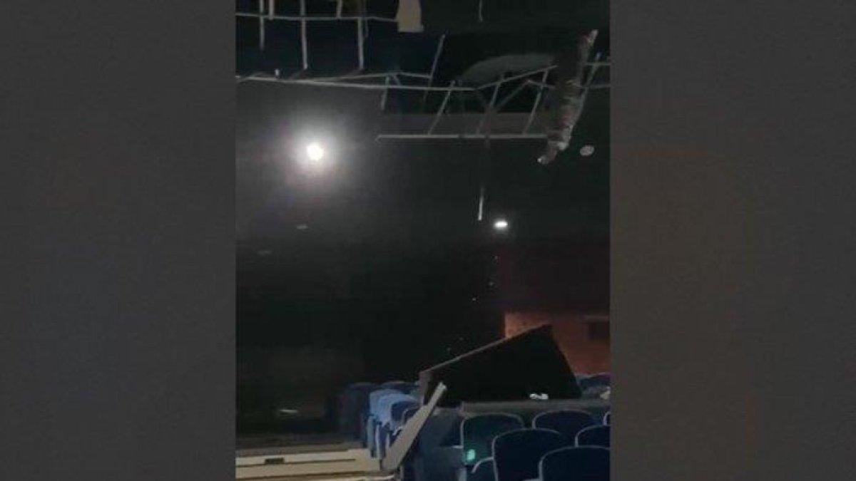 Genting dan plafon ruang auditorium Gedung Budaya Gunungkidul mengalami kerusakan akibat guncangan gempa.