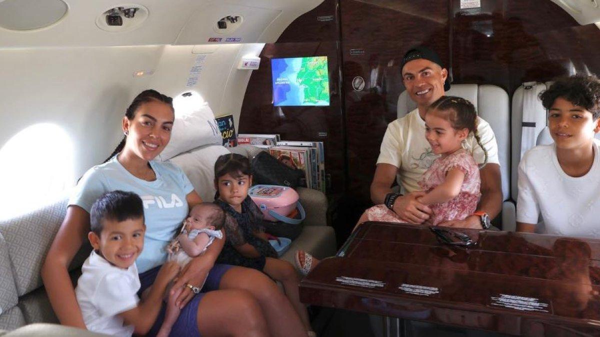 Georgina Rodriguez dan Cristiano Ronaldo bersama kelima anak mereka