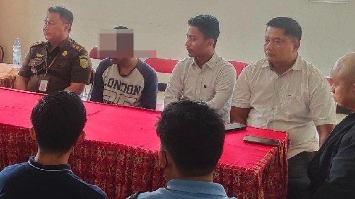 Galuh Firmansyah (kanan jaksa) tersangka kasus pencurian mie instan yang dikurung 60 hari mengikuti mediasi di Kantor Kecamatan Gunung Anyar, Surabaya.