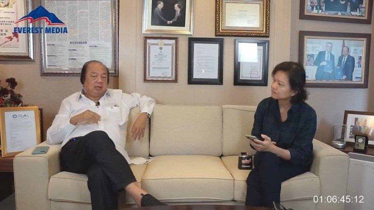 Grace Tahir saat mewawancarai sang ayah, Dato Sri Tahir, dalam siniarnya pada 24 Maret 2022.