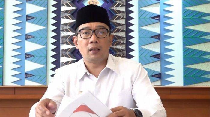 Pekerjaan dari Ridwan Kamil setelah gagal melenggang menjadi Gubernur Jakarta 2025-2030, kini pilih balik jadi akademisi sebagai dosen. Gaya Ridwan Kamil di Citayam Fashion Week.