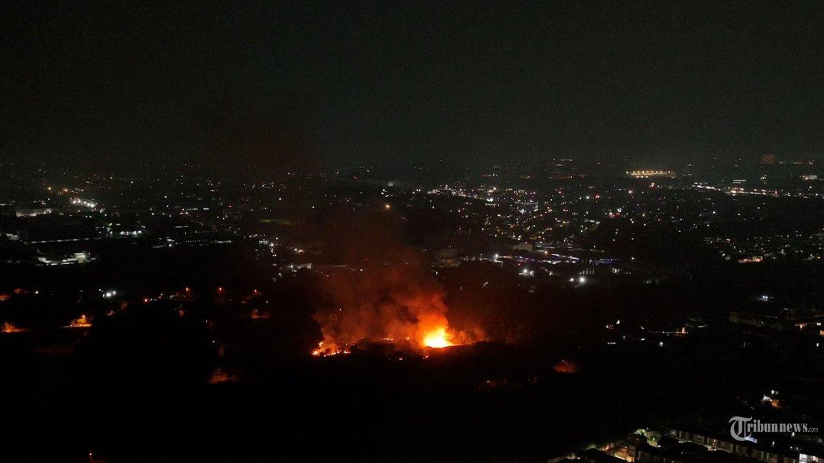 Tangkapan layar video udara yang diperoleh dari Fritz Marcus yang diambil pada 30 Maret 2024 ini memperlihatkan pemandangan api yang membakar gudang amunisi militer di Bogor, Jawa Barat.