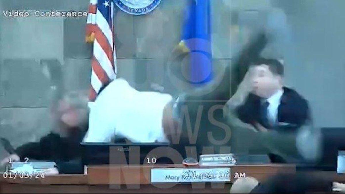 hakim di Las Vegas bernama Mary Kay Holtus diserang terdakwa bernama Deobra Delon Redden