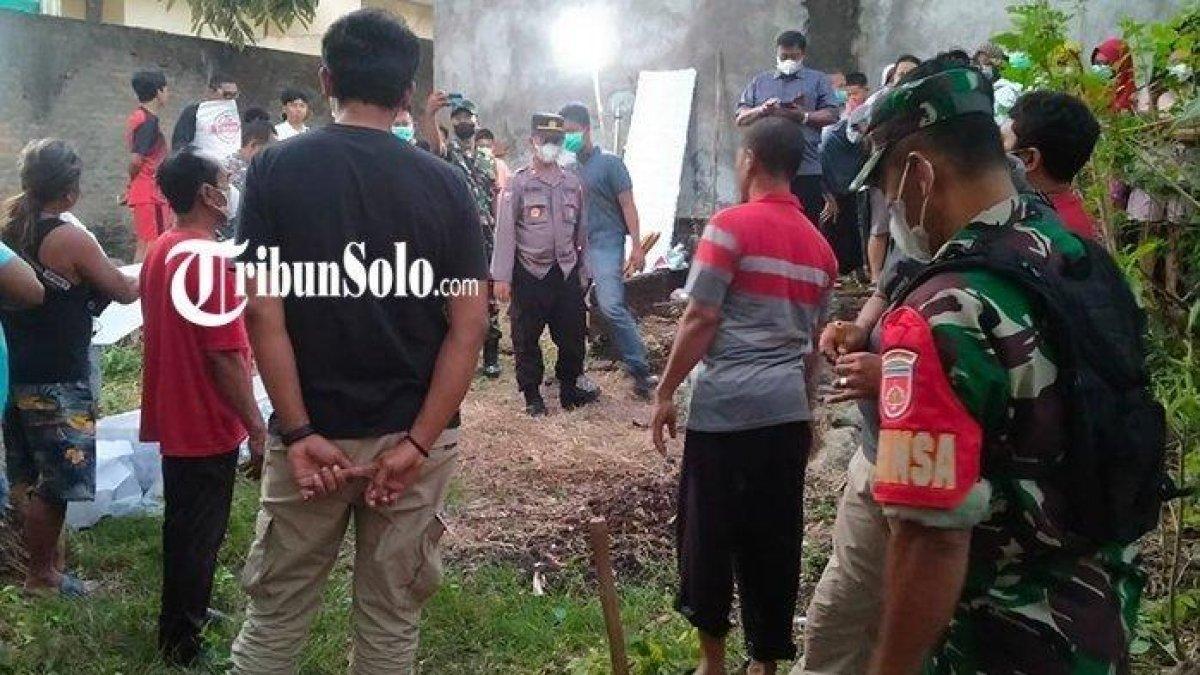 Halaman belakang rumah tempat Narti Rini (71) dikuburkan di Wonogiri