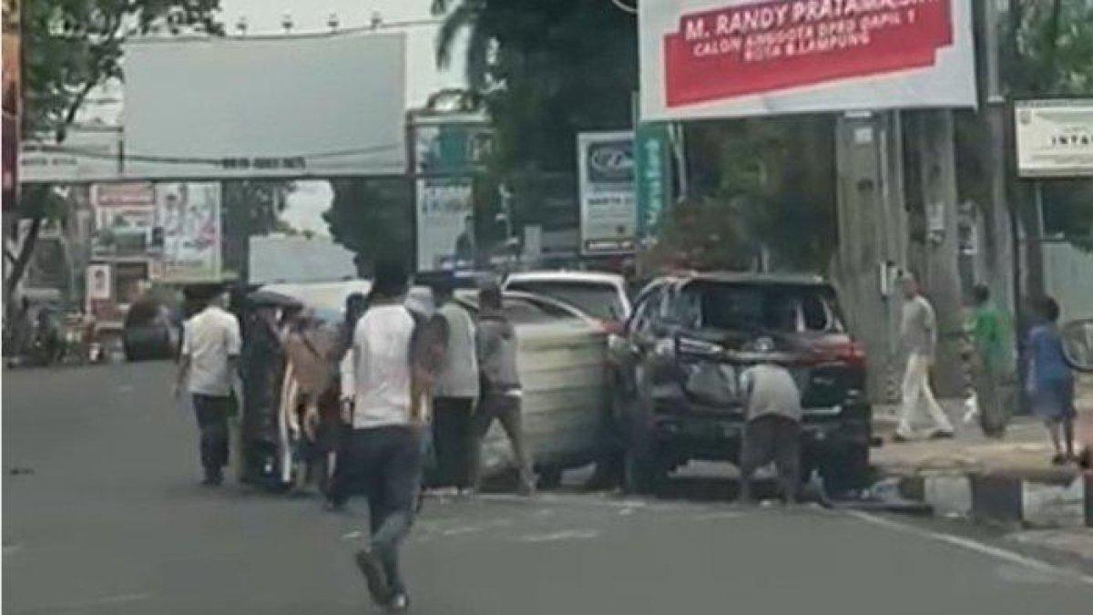 Heboh peristiwa kecelakaan dua angkot ugal-ugalan tabrak Fortuner di jalanan Kota Bandar Lampung, Minggu (23/7/2023) sore. Kedua angkot tersebut sampai terbalik.