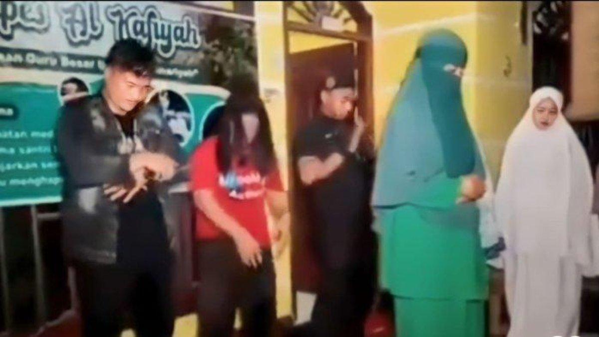 Cara salat Ponpes Al Kafiyah dipimpin wanita