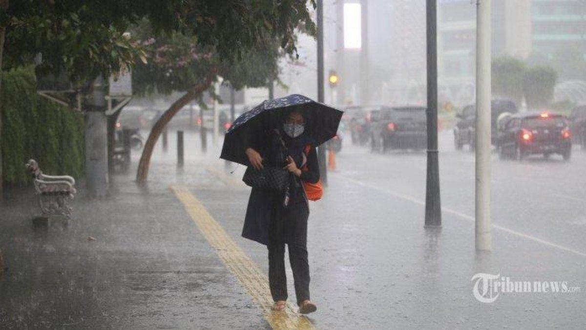 jangan diluar ruangan saat hujan petir