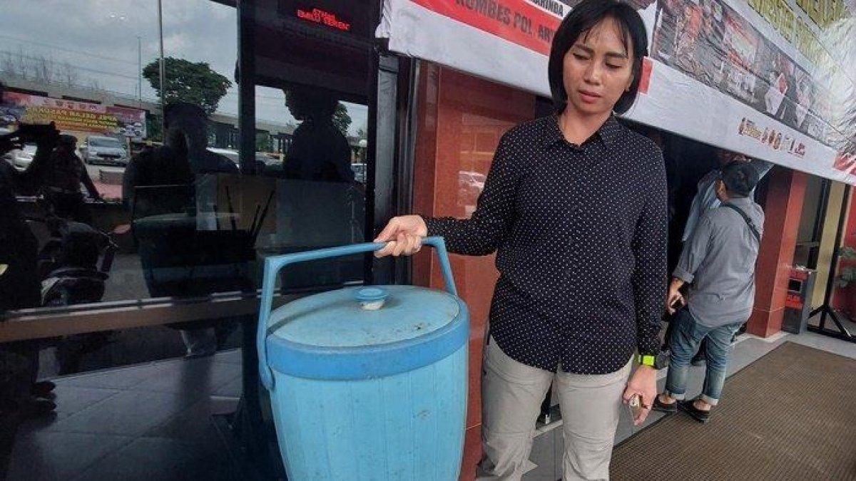 Barang bukti termos nasi berkapasitas 30 liter air atau 12 liter nasi yang digunakan ibu muda di Smaarinda menyembunyikan jasad bayi yang baru dilahirkan, Rabu (13/12/2023).