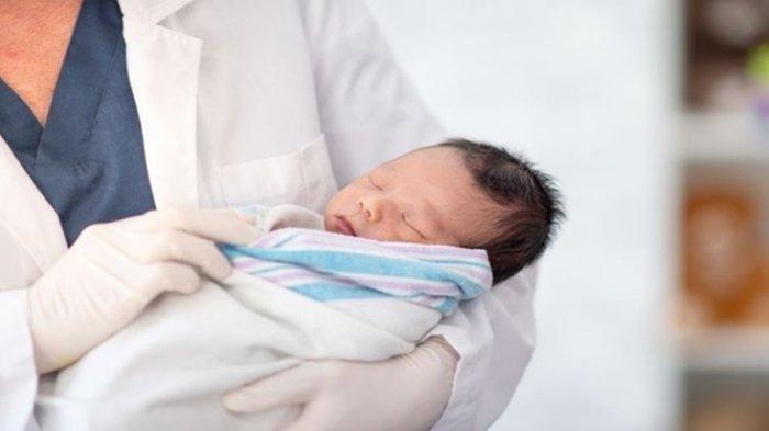 Ilustrasi bayi digendong dokter