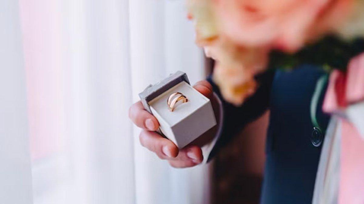 Awal mula permasalahan pasangan ini ketika pengantin wanita tersandung dan terjatuh saat mereka berjalan menuju tempat resepsi.