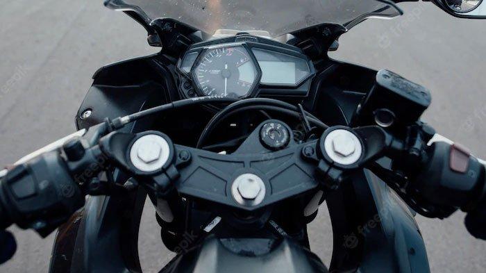 Ilustrasi orang mengendarai motor