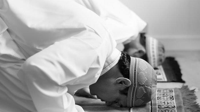 Ilustrasi orang sedang sholat dhuha, berikut adalah waktu sholat dhuha se Indonesia lengkap dengan tata caranya.