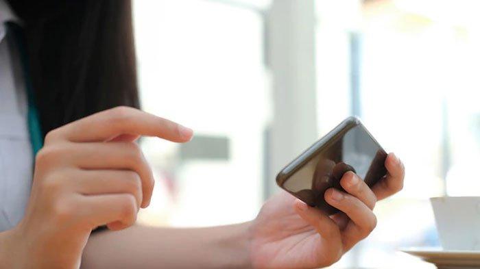 Ilustrasi perempuan membuka Google Play Store