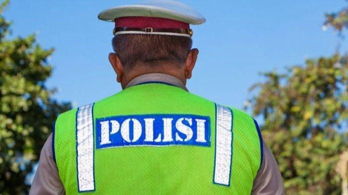 Ilustrasi polisi, kepergok merokok saat mengendarai motor.