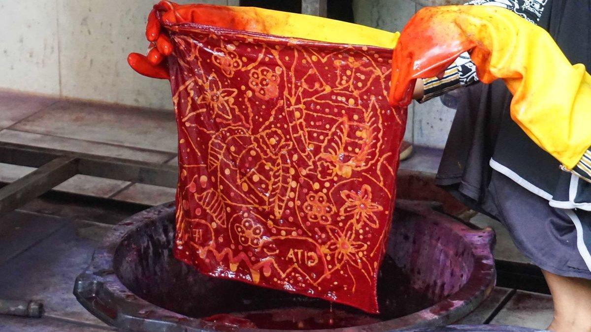 ILUSTRASI. Proses pewarnaan kain batik di Kampung Batik Giriloyo, Yogyakarta, Jumat (17/12/2021).