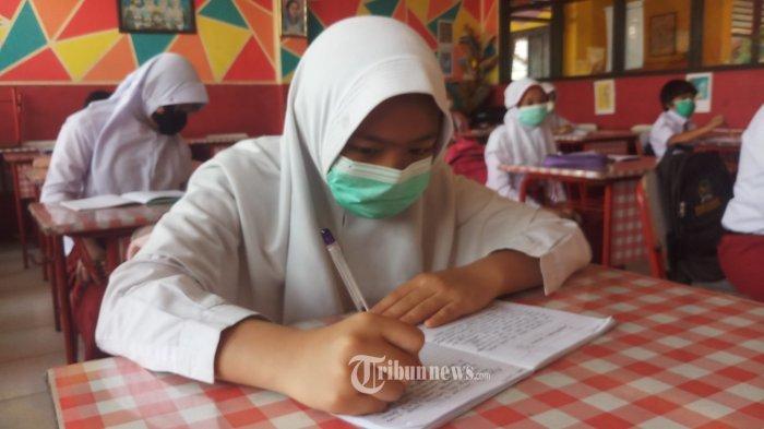 foto siswa sedang tes/ WARTA KOTA/NUR ICHSAN