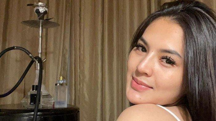 PROFIL IQLIMA KIM,- Sosok dan profil Iqlima Kim, mantan asisten pribadi dari Hotman Paris yang diduga menjadi pemicu konflik panas Razman Nasution.