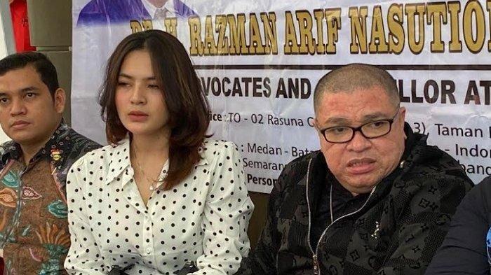 Iqlima Kim didampingi kuasa hukumnya, Razman Arif Nasution di Kantornya di kawasan Kuningan Jakarta Selatan, Jumat (29/4/2022). (tribunnews.com/ Fauzi Nur Alamsyah)
