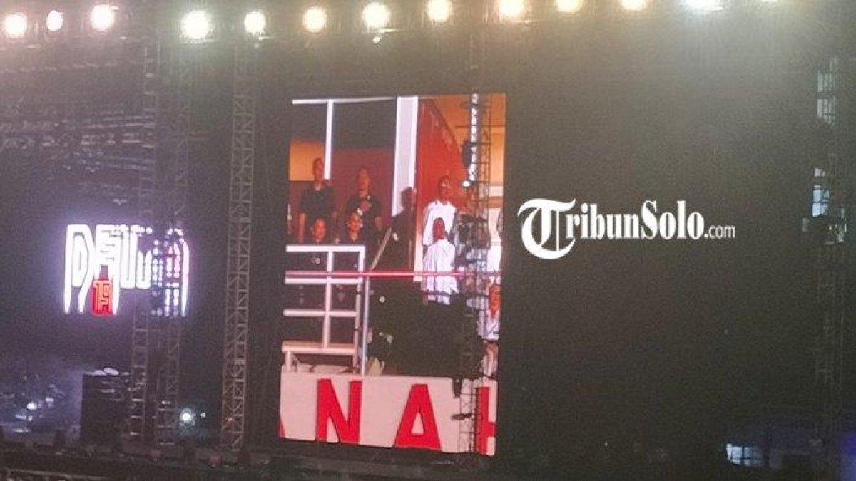 Iriana Joko Widodo menonton konser Dewa 19 featuring All Stars di Stadion Manahan Solo