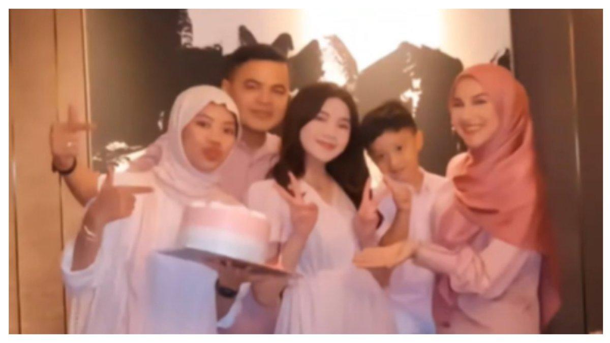 Potret kebersamaan keluarga baru Irish Bella