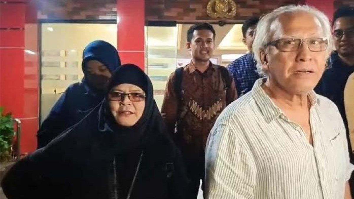 IWAN FALS DIPERIKSA - Iwan Fals (tengah) ditemani sang istri, Rosana Listanto (kiri) dan kuasa hukumnya, Adhika (kanan) ketika ditemui di Polres Metro Jakarta Selatan, Senin (3/2/2025) malam.