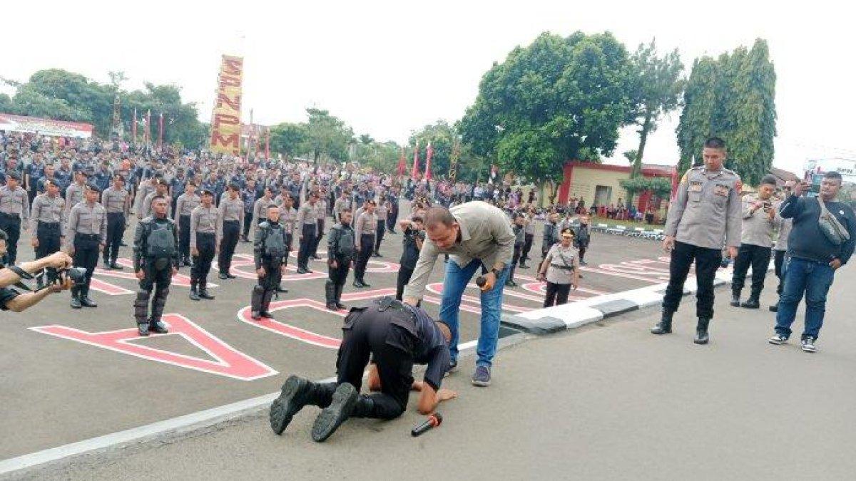 Ucapan Terima Kasih Ivon dengan Sujud Syukur kepada Sang Kakak, Kecamatan Cigombong, Kabupaten Bogor, Kamis (6/7/2023).