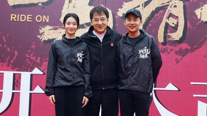 Jackie Chan bersama lawan mainnya dalam film terbaru Ride On