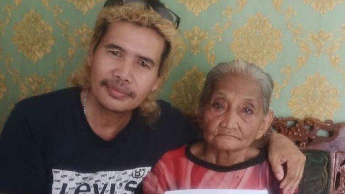 Jaenab 80 Tahun (kanan) nenek yang dituduh tetangganya mencuri 20 kelapa