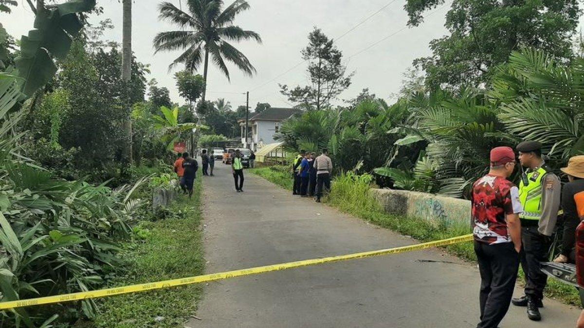 Jembatan Kelor dipasang garis Polisi. Sungai di bawah Jembatan Kelor, Bangunkerto, Kapanewon Turi, Kabupaten Sleman ini merupakan lokasi ditemukan potongan tubuh manusia.