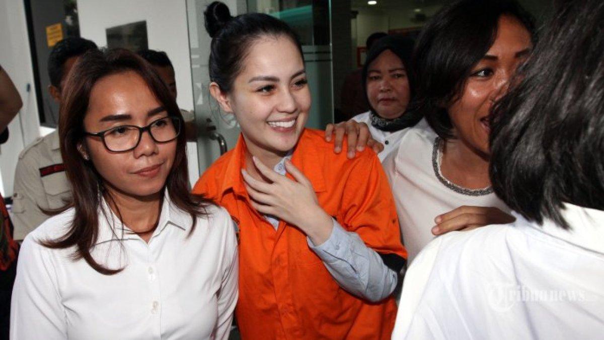 Tersangka penyalahgunaan narkotika yang juga Artis Jennifer Dunn dihadirkan saat ungkap kasus narkotika di Ditnarkoba Polda Metro Jaya, Jakarta, Selasa (2/1/2018). Jennifer Dunn kembali ditangkap kepolisian terkait kepemilikan narkotika jenis sabu seberat 0,6 gram. TRIBUNNEWS/IRWAN RISMAWAN