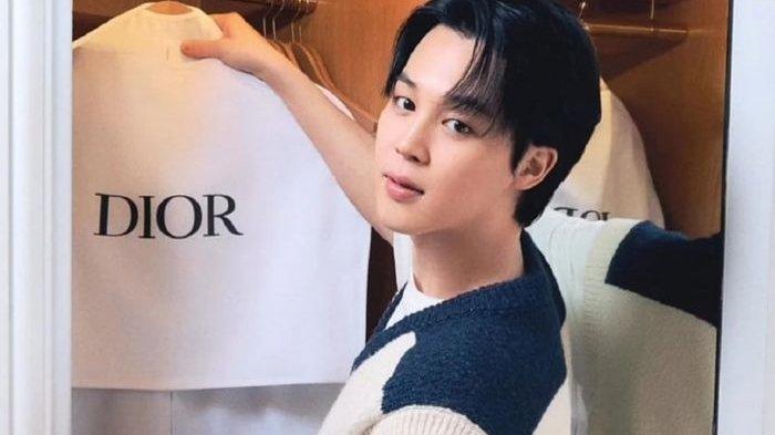Jimin BTS pakai baju rajut Dior