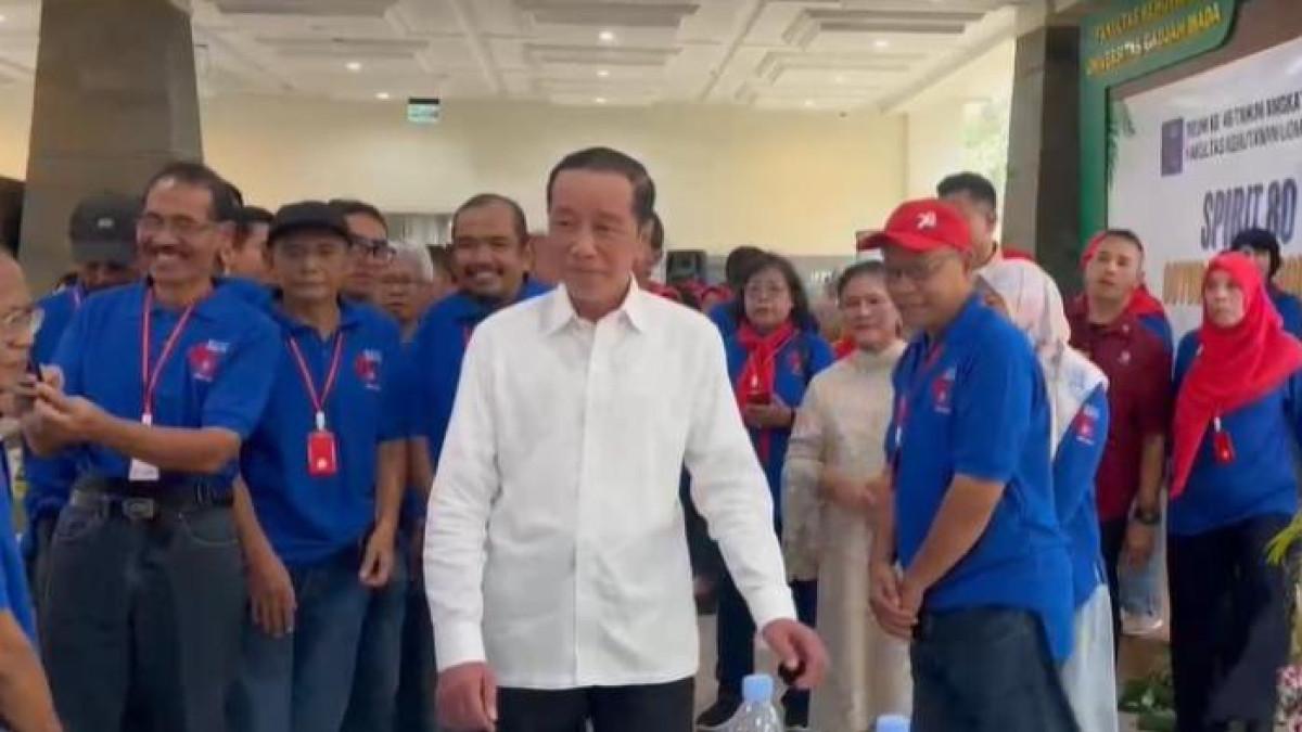 REUNI UGM - Jokowi hadir di acara reuni 45 tahun angkatan 1980 Fakultas Kehutanan Universitas Gadjah Mada (UGM). Acara yang berlangsung pada Sabtu (26/7/2025) di Aula Integrated Forest Farming Learning Center, Sleman, DI Yogyakarta