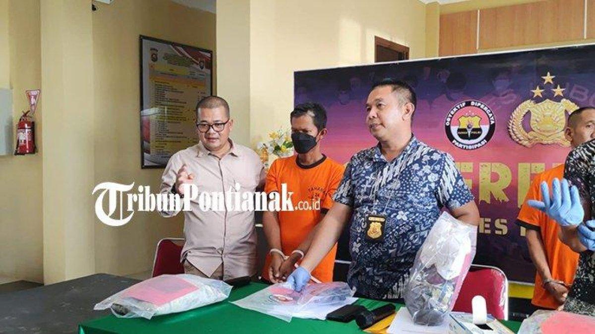Tersangka bernama Joni (berbaju orange tangan diborgol menggunakan masker), saat konferensi pers Polres Kubu Raya, Jumat 28 Juli 2023
