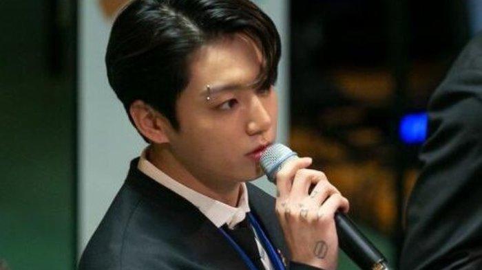 Jungkook BTS tak menutupi tato dan piercing alisnya saat di Sidang Umum PBB.