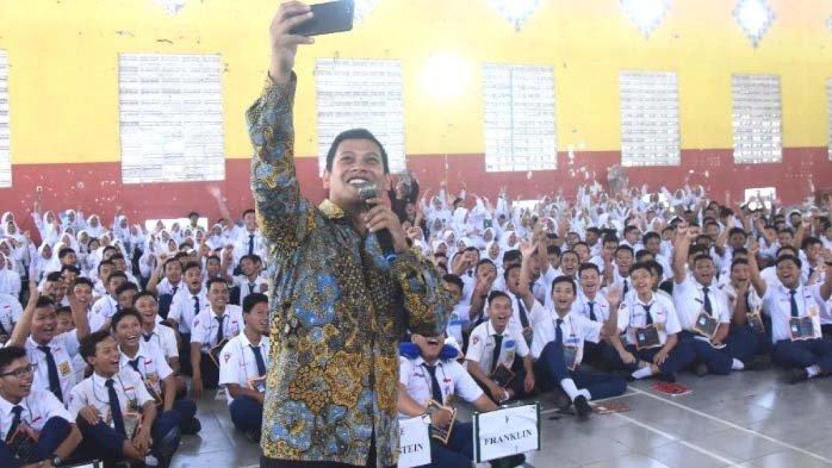 Berbagi Inspirasi! SMA Negeri 7 Kediri Menghadirkan Wali Kota Abdullah Abu Bakar Sebagai Narasumber Dalam Kelas Inspirasi Untuk Siswa Baru