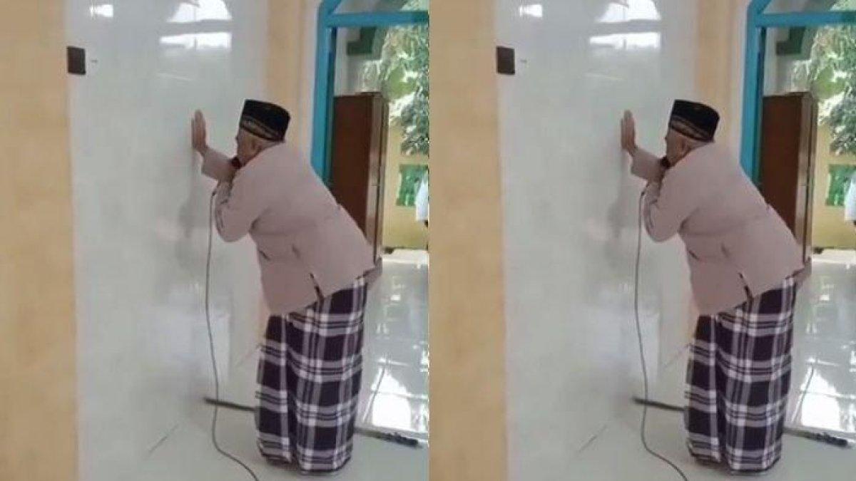 Pak Mad semangat menjadi muazin meski hilang penglihatan lima tahun lalu.