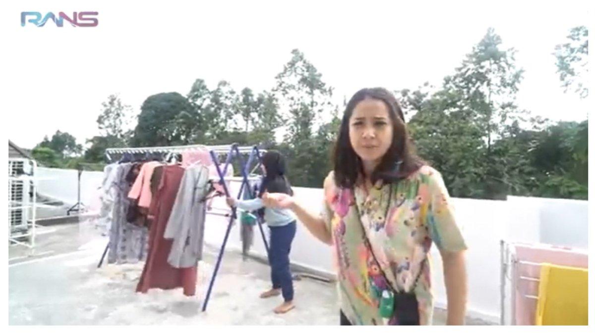 KAMAR MBAK LALA - Penampakan kamar pengasuh Rafathar di lantai atas rumah Andara. Searea dengan tempat jemur baju dan olahraga badminton.
