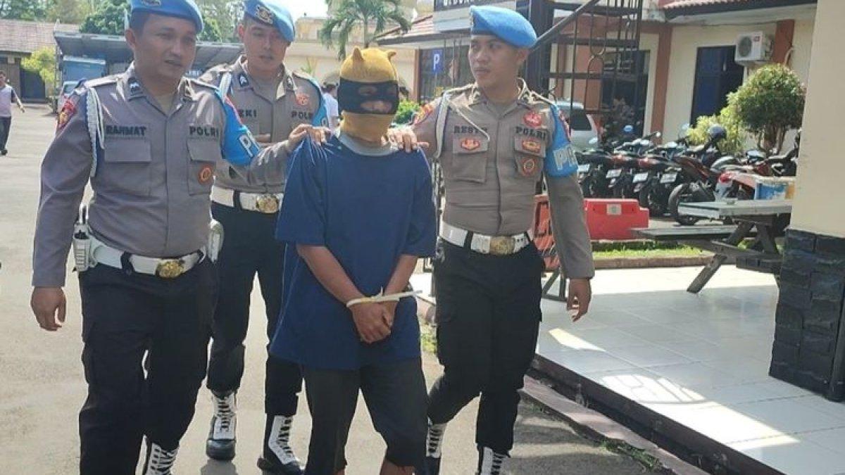 Kapolres Kuningan AKBP Willy Andrian bersama Kasat Reskrim AKP Anggi Eko Prasetyo menunjukkan barang bukti dan ayah tiri yang tega perkosa dua anak tiri nya bertahun-tahun, saat gelar perkara di Mapolres Kuningan, Jumat (14/7/2023)