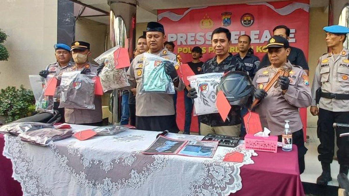 Kapolres Pasuruan Kota, Makung Ismoyo saat konferensi pers kasus penemuan mayat terbungkus karung di area pemakaman, di Pasuruan (28/6/2023)