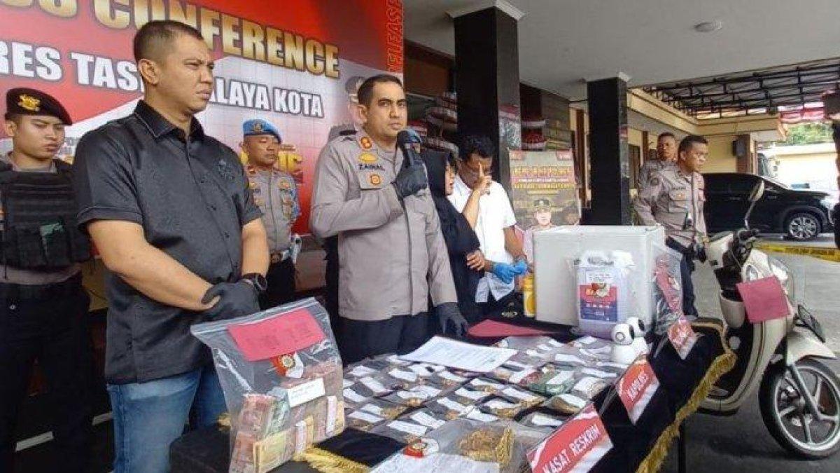 Kapolres Tasikmalaya, AKBP Zainal Abidin, mengungkap pencurian miliaran rupiah oleh menantu