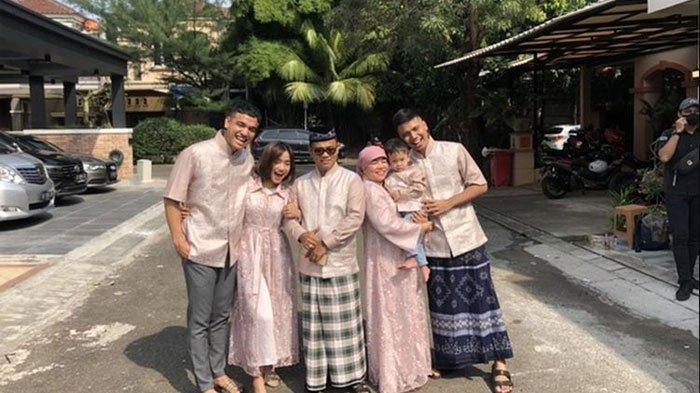 Keluarga Faisal di rumahnya, Komplek Permata Mediterania, Kebayoran Lama, Jakarta Selatan, Senin (2/5/2022).