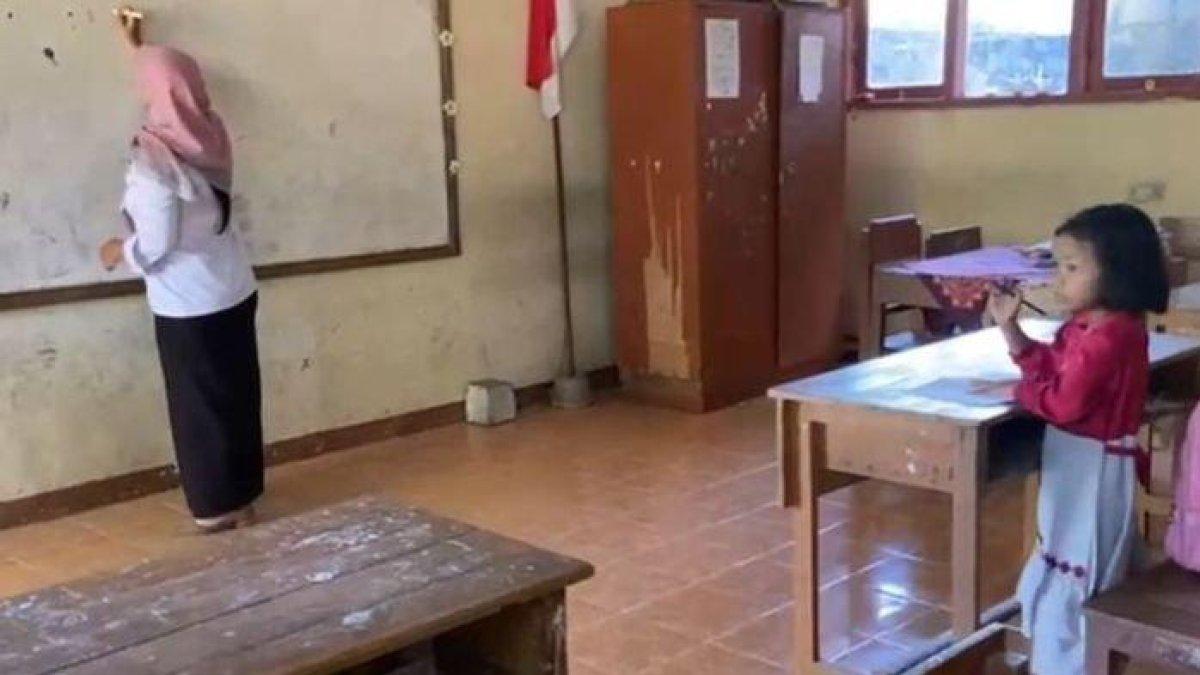 Kendati hanya satu siswa baru yang masuk, guru di SDN Setono, Kelurahan Jenangan, Kecamatan Jenangan, Kabupaten Ponorogo, Jawa Timur tetap memberikan pelajaran