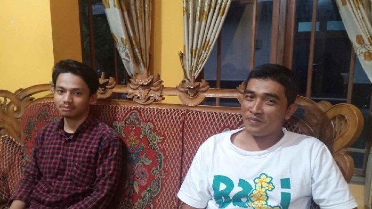 Kepala Desa Pucungroto, Eddy Widodo (kanan), dan Ketua Koordinator Unit KKN Desa Pucungroto dan Desa Ngadirejo, Ilham, saat ditemui di rumah Kades Pucungroto, Kecamatan Kaligesing, Kabupaten Purworejo, Jawa Tengah, Senin (3/7/2023).